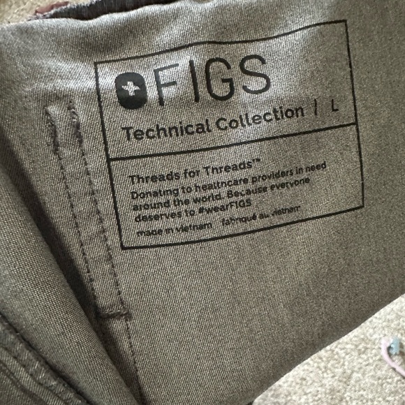 Figs size medium/large in graphite. Casma top and Zamora jogger bottoms - Picture 5 of 5